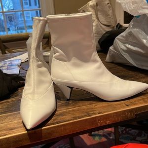 These are Alumnae brand boots, size 39, issues noted in photos.